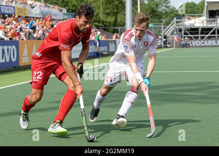 AMSTELVEEN, NIEDERLANDE - 12. JUNI: Simon Gougnard aus Belgien, Ian Sloan aus England während des EM-Eishockeymeisterschaftsspiels zwischen England und Belgien im Wagener Stadion am 12. Juni 2021 in Amstelveen, Niederlande (Foto: Gerrit van Keulen/Orange Picters) Stockfoto