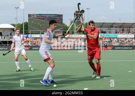 AMSTELVEEN, NIEDERLANDE - 12. JUNI: Phil Roper aus England, Simon Gougnard aus Belgien während des EM-Eishockeymeisterschaftsspiels zwischen England und Belgien im Wagener Stadion am 12. Juni 2021 in Amstelveen, Niederlande (Foto: Gerrit van Keulen/Orange Picts) Stockfoto