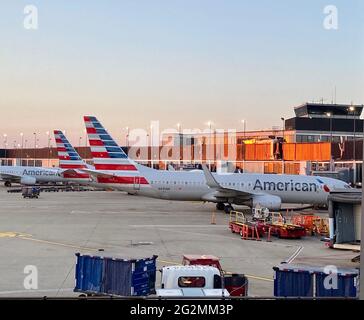 Morgens am Terminal 3 des Chicago O'Hare International Airport, wo die Bodencrews die Flugzeuge von American Airlines auf einen anstrengenden Reisetag vorbereiten. Stockfoto