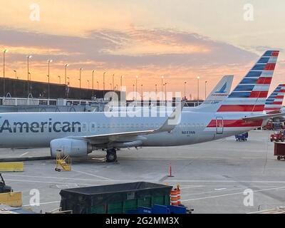 Morgens am Terminal 3 des Chicago O'Hare International Airport, wo die Bodencrews die Flugzeuge von American Airlines auf einen anstrengenden Reisetag vorbereiten. Stockfoto