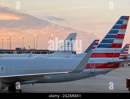 Morgens am Terminal 3 des Chicago O'Hare International Airport, wo die Bodencrews die Flugzeuge von American Airlines auf einen anstrengenden Reisetag vorbereiten. Stockfoto