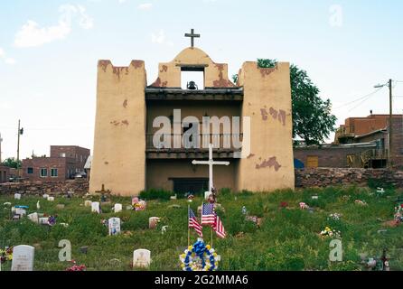 Zuni Pueblo, New Mexico, Vereinigte Staaten - Juli 11 2009: Zuni Mission der Muttergottes von Guadalupe mit Friedhof. Stockfoto