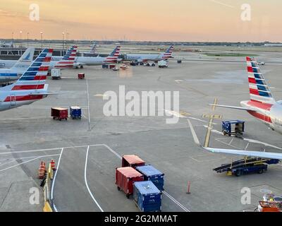 Morgens am Terminal 3 des Chicago O'Hare International Airport, wo die Bodencrews die Flugzeuge von American Airlines auf einen anstrengenden Reisetag vorbereiten. Stockfoto