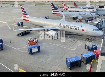 Morgens am Terminal 3 des Chicago O'Hare International Airport, wo die Bodencrews die Flugzeuge von American Airlines auf einen anstrengenden Reisetag vorbereiten. Stockfoto