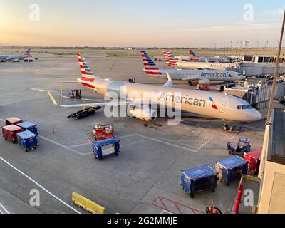 Morgens am Terminal 3 des Chicago O'Hare International Airport, wo die Bodencrews die Flugzeuge von American Airlines auf einen anstrengenden Reisetag vorbereiten. Stockfoto