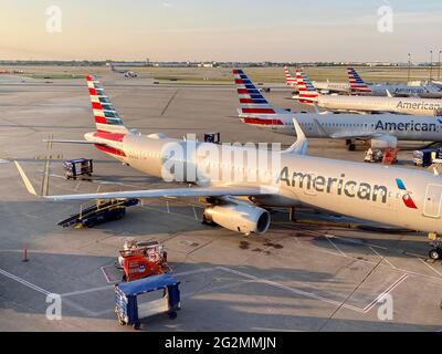 Morgens am Terminal 3 des Chicago O'Hare International Airport, wo die Bodencrews die Flugzeuge von American Airlines auf einen anstrengenden Reisetag vorbereiten. Stockfoto