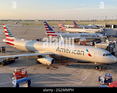 Morgens am Terminal 3 des Chicago O'Hare International Airport, wo die Bodencrews die Flugzeuge von American Airlines auf einen anstrengenden Reisetag vorbereiten. Stockfoto