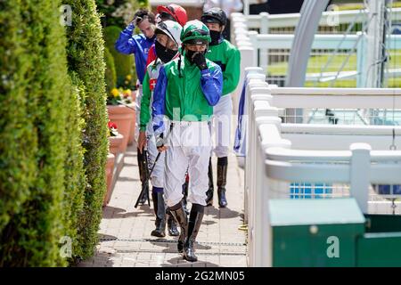 Eine allgemeine Ansicht, als die Jockeys den Wiegeraum auf der Sandown Park Racecourse, Esher, verlassen. Bilddatum: Samstag, 12. Juni 2021.