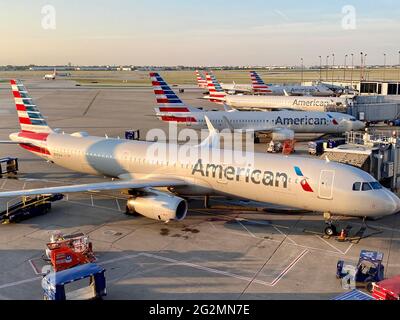Morgens am Terminal 3 des Chicago O'Hare International Airport, wo die Bodencrews die Flugzeuge von American Airlines auf einen anstrengenden Reisetag vorbereiten. Stockfoto