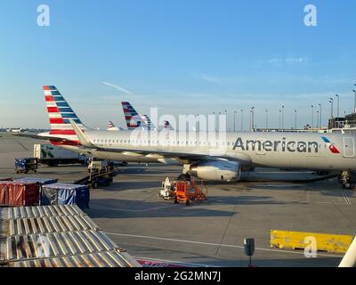 Morgens am Terminal 3 des Chicago O'Hare International Airport, wo die Bodencrews die Flugzeuge von American Airlines auf einen anstrengenden Reisetag vorbereiten. Stockfoto