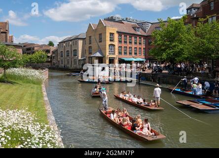 Die Leute genießen Punt-Touren entlang des Flusses Cam in Cambridge. Bilddatum: Samstag, 12. Juni 2021. Stockfoto