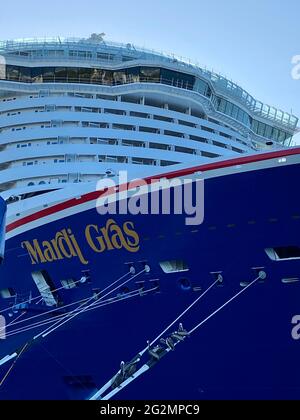 Das Mardi Gras-Schiff der Carnival Cruise Line dockte in Port Canaveral an und wartete auf die Genehmigung, mit Passagieren in die Segel zu fahren. Mardi Gras ist das neueste Schiff des Karnevals. Stockfoto