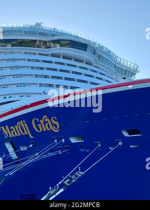 Das Mardi Gras-Schiff der Carnival Cruise Line dockte in Port Canaveral an und wartete auf die Genehmigung, mit Passagieren in die Segel zu fahren. Mardi Gras ist das neueste Schiff des Karnevals. Stockfoto