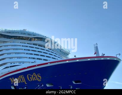 Das Mardi Gras-Schiff der Carnival Cruise Line dockte in Port Canaveral an und wartete auf die Genehmigung, mit Passagieren in die Segel zu fahren. Mardi Gras ist das neueste Schiff des Karnevals. Stockfoto