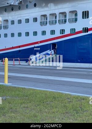 Mardi Gras, das neueste Schiff der Gangway of Carnival Cruise Line, dockte in Port Canaveral an und wartete auf die Genehmigung, mit Passagieren in die Segel zu fahren. Stockfoto