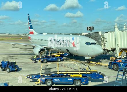 Die Bodencrew-Mitglieder bereiteten das Flugzeug von American Airlines an einem Sommermorgen am internationalen Flughafen Orlando (MCO) vor. Stockfoto