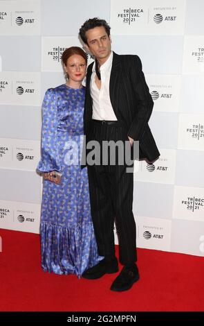 New York, NY, USA. Juni 2021. Andrea Sarrubil, Luke Kirby beim 2021 Tribeca Film Festival Weltpremiere von No man of God am Pier 76 im Hudson River Park in New York 11. Juni 2021 Quelle: RW/Media Punch/Alamy Live News Stockfoto