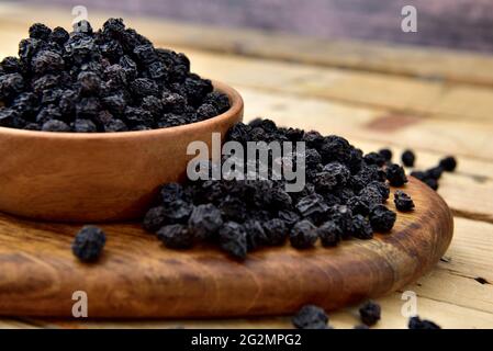 Bio-Aronia-Beeren in einer Holzschale Stockfoto
