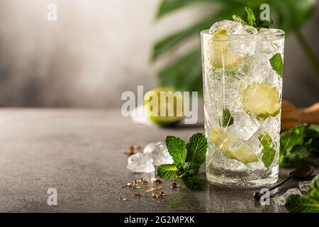 Erfrischender hausgemachter Cocktail im Sommer Stockfoto