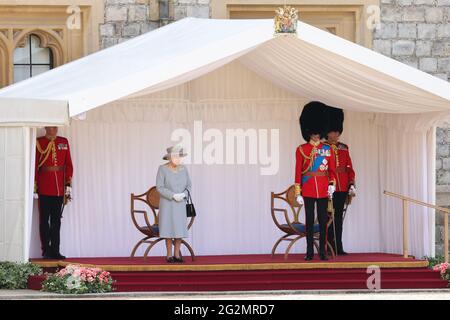 Oberstleutnant Michael Vernon (Sekretär, Central Chancery of the Orders of Rightery), Königin Elizabeth II., Prinz Edward, Herzog von Kent und LT-Oberst Charles Richards (stellvertretender Hausmeister und Equerry von Königin Elizabeth II.) während einer Zeremonie im Windsor Castle in berkshire anlässlich ihres offiziellen Geburtstages. Bilddatum: Samstag, 12. Juni 2021. Stockfoto