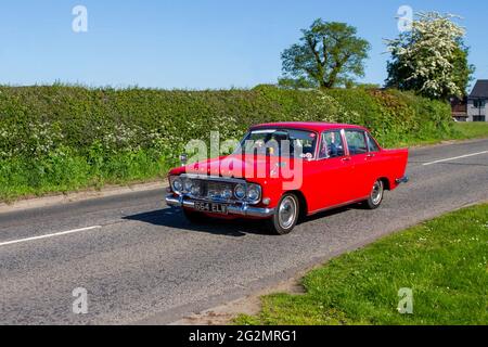 1962 60er Jahre Ford Zodiac Red 2553 ccm Benzin 4-Der Limousine, unterwegs zur Capesthorne Hall Classic Car Show im Mai in Cheshire, Großbritannien Stockfoto