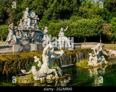 Beeindruckender Blick auf den Brunnen von Ceres, herrliche skulpturale Komposition aus Carrara-Marmor und Travertin, Königlicher Palast von Caserta, Italien Stockfoto