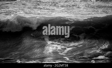 Atemberaubende dunkle launisch getönte feine Kunst Seestape Bild von brechenden Wellen auf dem Atlantischen Ozean in Devon England Stockfoto