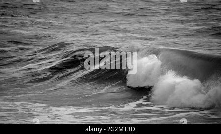 Atemberaubende dunkle launisch getönte feine Kunst Seestape Bild von brechenden Wellen auf dem Atlantischen Ozean in Devon England Stockfoto