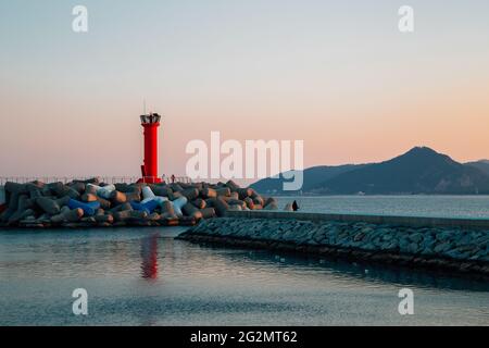 Sonnenuntergang am Goraebul Beach in Yeongdeok, Korea Stockfoto