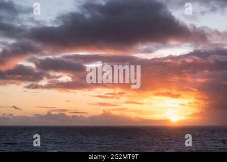Schönes Landschaftsbild vom Hartland Quay in Devon England während des stimmungsvollen Frühlings bei Sonnenuntergang Stockfoto