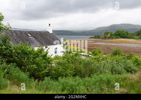 Das Inver Restaurant mit Blick auf Loch Fyne (Ebbe) und Old Castle Lachlan, Strathlachlan, Strachur, Argyll and Bute, Schottland, VEREINIGTES KÖNIGREICH Stockfoto