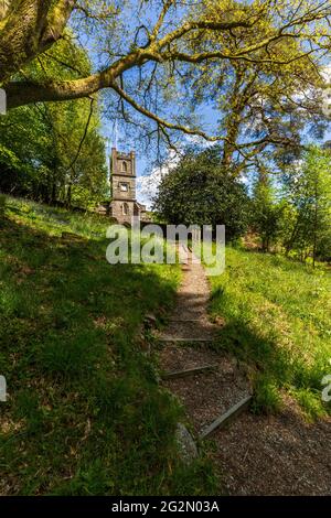 Der Weg durch Doras Feld führt zur St. Mary's Church in Rydal im Lake District, England Stockfoto