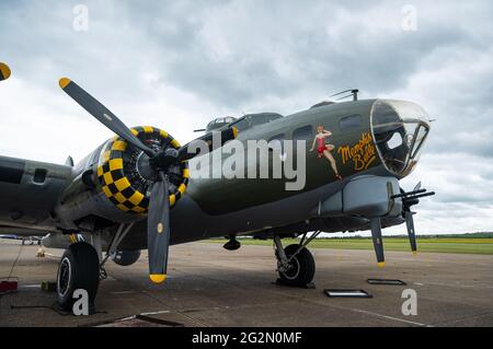 Duxford England Mai 2021 Sally B, ein berühmter strategischer B 17 Bomber aus dem zweiten Weltkrieg, der auf dem duxford Airbase in england geparkt war, ist für die Öffentlichkeit zugänglich. Sein s Stockfoto