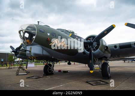 Duxford England Mai 2021 Seitenansicht der Sally B, b 17 Bomber aus dem Zweiten Weltkrieg. Service auf dem duxford Airstrip Stockfoto