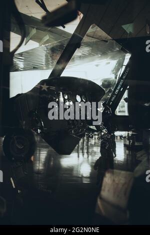 Duxford England Mai 2021 Vertikale Aufnahme des Innencockpits des Huey-Hubschraubers, berühmt nach dem vietnamkrieg. Dunkle glänzende Reflexe der Ca Stockfoto