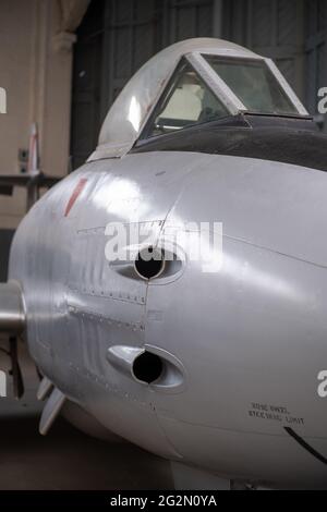 Duxford England Mai 2021 Vertikale Aufnahme des Gloster Meteor, des ersten britischen Düsenjägers aus dem Ende des Zweiten Weltkriegs. Zwei Kanonen auf der Nase Stockfoto