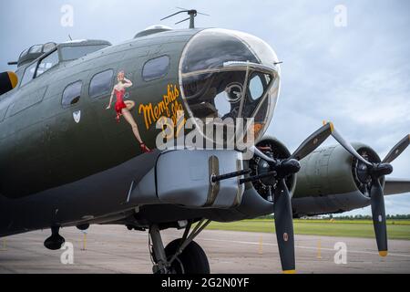 Duxford England Mai 2021 Vorderansicht des B17 Sally B Bombers, zweifach geriffelter Geschützturm in der Nase Stockfoto