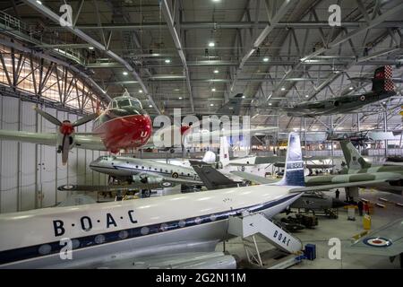 Duxford England Mai 2021 der Blick in einen der Kleiderbügel des Duxford Luftfahrtmuseums. B57 canberra, concorde , vulcan und viele andere Flugzeuge auf d Stockfoto