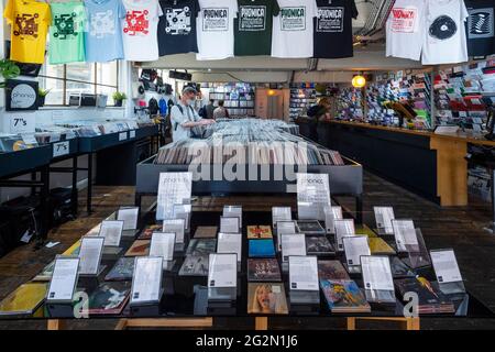 London, Großbritannien. 12. Juni 2021. Inside Phonica Records in Soho am Record Store Day, wo unabhängige Plattenläden weltweit Musik feiern, darunter spezielle Vinyl-Veröffentlichungen, die exklusiv für den Tag gemacht wurden. In Großbritannien sind die Vinylverkäufe zum 13. Mal in Folge gestiegen. Der BPI berichtete, dass im Jahr 2020 fast 5 Millionen Platten in Großbritannien verkauft wurden, da Musikliebhaber mit mehr Zeit zu Hause Zeit hatten, ihre Sammlungen zu erweitern. Kredit: Stephen Chung / Alamy Live Nachrichten Stockfoto