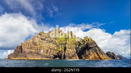 Panorama der gesamten Skellig Michael Insel mit kleinem Skellig im Hintergrund. Star Wars-Filmlocation, UNESCO-Weltkulturerbe, Ring of Kerry, Irland Stockfoto