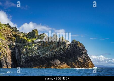 Skellig Lighthouse am Rande der Klippe auf der Insel Skellig Michael, wo Star Wars gedreht wurde, UNESCO-Weltkulturerbe Ring of Kerry Ireland Stockfoto