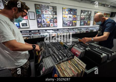 London, Großbritannien. 12. Juni 2021. Kunden von Sister Ray Records in Soho am Record Store Day, wo unabhängige Plattenläden weltweit Musik feiern, darunter spezielle Vinyl-Veröffentlichungen, die exklusiv für den Tag gemacht wurden. In Großbritannien sind die Vinylverkäufe zum 13. Mal in Folge gestiegen. Der BPI berichtete, dass im Jahr 2020 fast 5 Millionen Platten in Großbritannien verkauft wurden, da Musikliebhaber mit mehr Zeit zu Hause Zeit hatten, ihre Sammlungen zu erweitern. Kredit: Stephen Chung / Alamy Live Nachrichten Stockfoto