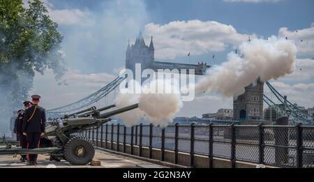 Tower of London, Großbritannien. 12. Juni 2021. HM der Königin offizielle Geburtstagsgewehr Gruß. Die Honourable Artillery Company (HAC), das Reserve Army Regiment der City of London, feuern ab 13:00 Uhr im Abstand von zehn Sekunden von drei L118 Ceremonial Light Guns einen 62-Kanonengruß über die Themse mit der Tower Bridge als Hintergrund. Aufgrund von Covid-Beschränkungen findet heute wieder die jährliche offizielle Geburtstagsparade (Trooping the Color) hinter verschlossenen Türen im Schloss Windsor statt. Quelle: Malcolm Park/Alamy Live News. Stockfoto