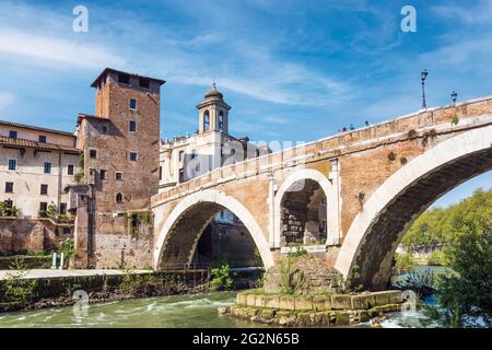 Rom, Italien. Isola Tiberina oder Tiber Insel mit der Ponte Fabricio im ersten Jahrhundert v. Chr. erbaut. Das historische Zentrum von Rom ist ein UNESCO World her Stockfoto