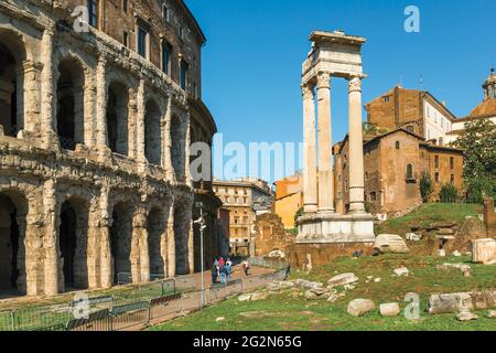 Rom, Italien. Das Theater des Marcellus, links, und der Tempel des Apollo, rechts. Das historische Zentrum von Rom ist ein UNESCO-Weltkulturerbe. Stockfoto