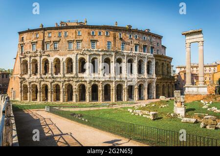 Rom, Italien. Das Theater des Marcellus, links, und der Tempel des Apollo, rechts. Das historische Zentrum von Rom ist ein UNESCO-Weltkulturerbe. Stockfoto