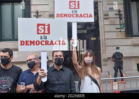 Barcelona, Spanien. Juni 2021. Während des Protestes halten Demonstranten Plakate mit dem Slogan "Ja zur Demokratie".Hunderte von Demonstranten versammelten sich heute Nachmittag vor der Regierungsdelegation in Barcelona, um gegen die Absicht der Regierung zu protestieren, Gefangenen für das Referendum vom 1. Oktober 2017 für die Unabhängigkeit Kataloniens Begnadigung zu gewähren. Der Aufruf der politischen Partei Ciudadanos (Cs), der sich auch andere politische Parteien wie die Volkspartei (PP) und soziale Einrichtungen wie die katalanische Zivilgesellschaft (SCC) angeschlossen haben. Kredit: SOPA Images Limited/Alamy Live Nachrichten Stockfoto