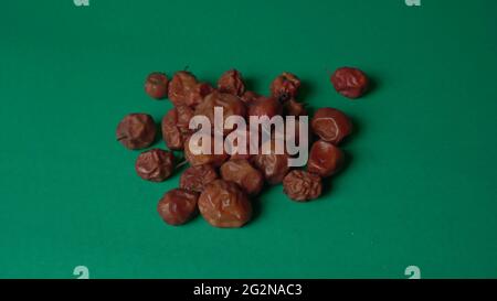 Frische orangene Zitrusfrüchte mit isolierten Blättern auf gelbem Hintergrund. Saftig und süß und bekannt für seine Konzentration an Vitamin C. Stockfoto