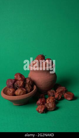 Frische orangene Zitrusfrüchte mit isolierten Blättern auf gelbem Hintergrund. Saftig und süß und bekannt für seine Konzentration an Vitamin C. Stockfoto