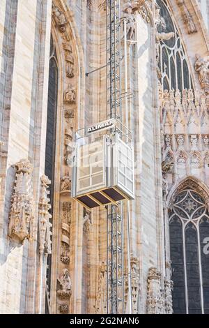 Mailand, Italien - 7. Juli 2020. Restaurierungsarbeiten in der Mailänder Kathedrale, Duomo di Milano, Arbeiter mit mechanischem Aufzug, um auf das Dach zu gehen. Duomo Stockfoto